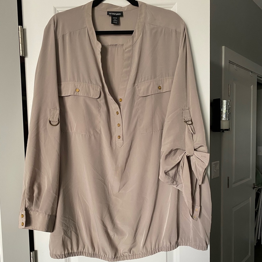 26/28 Lane Bryant top with gold metal accent